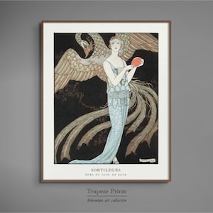 Puede incluir: Una ilustración vintage de una mujer con un vestido azul de pie frente a un fénix dorado con las alas extendidas. La mujer sostiene un objeto rojo en su mano derecha. El texto "SORTILEGES ROBE DU SOIR, DE BEER" está impreso debajo de la imagen.