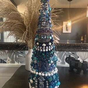 Christmas tree made out of brooches deals