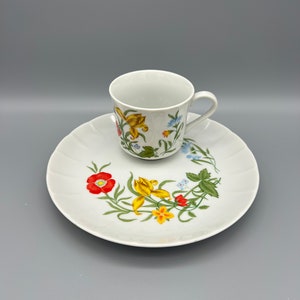 Vintage MCM Mid Century Modern Retro Hearthside Petite Floras S-1423 Luncheon Plate Snack Set - Set of 4 Cups and Plates