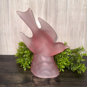 L.E. Smith Pink Satin Frosted Glass Bird in Flight