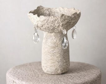 Texturerad papier-maché-skulptur med kristalldroppar, minimalistisk mittpunkt i heminredning