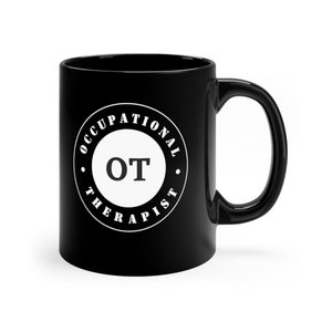 Könnte beinhalten: Schwarze Keramik-Kaffeetasse mit einem weißen Kreisdesign, auf dem "Occupational Therapist" steht, wobei die Buchstaben "OT" in der Mitte stehen.