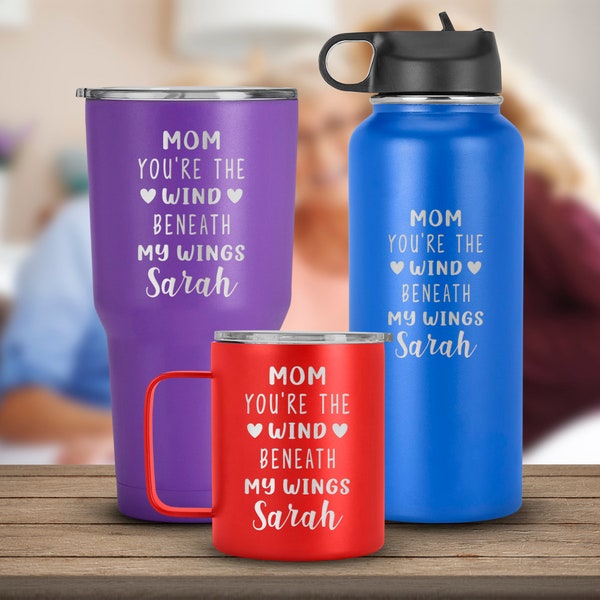 "Tasse mit Gravur ""Mom You're the Wind Beneath My Wings"" Zitat- Geschenk für Muttertag, Geburtstag, personalisiert mit Namen für ihren besonderen Tag