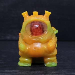 Kuslig retromonsterleksak | Handgjord skräcksamlare i harts | 80-talsinspirerad skulptur | Märklig och ovanlig present