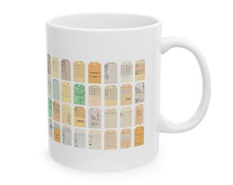 Puede incluir: Taza de cerámica blanca con un patrón de etiquetas vintage de colores. Las etiquetas son de diferentes formas y tamaños y tienen una variedad de textos.