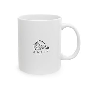 Könnte beinhalten: Weiße Keramiktasse mit einer schwarzen Strichzeichnung einer Wellhornschnecke und dem Wort "whelk" darunter.