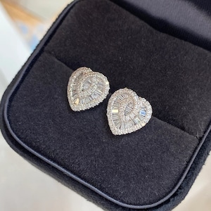 LUOWEND Real 18K White Gold Earrings Natural Diamond Earring Fashion Halo Heart Shape Stud Earrings for Women Wedding