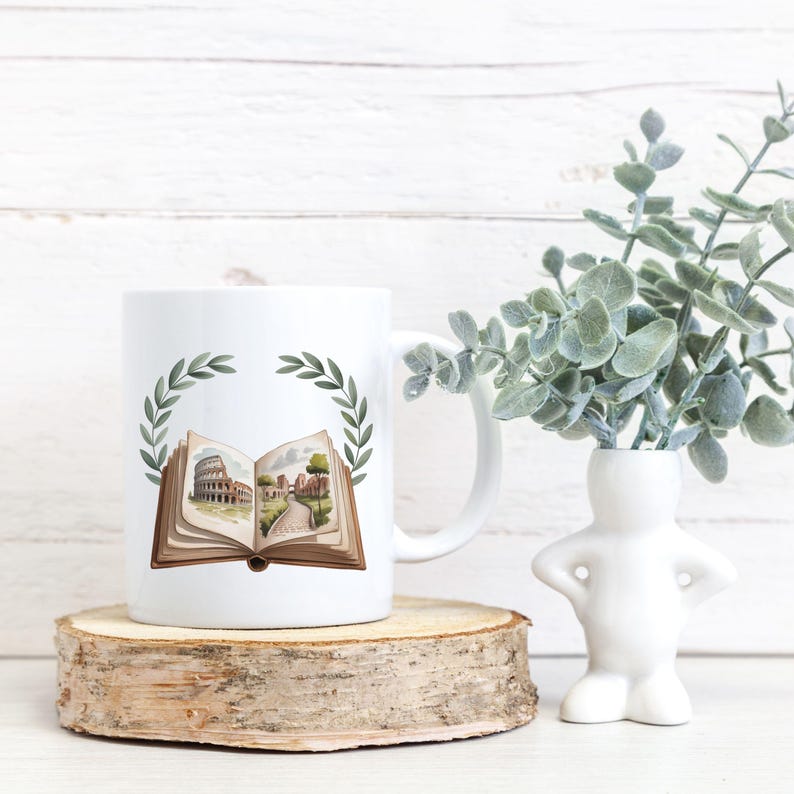 Puede incluir: Taza de cer&aacute;mica blanca con una ilustraci&oacute;n en acuarela de un libro abierto con im&aacute;genes del Coliseo y otros monumentos romanos. La taza est&aacute; rodeada por una corona de laurel verde y se apoya en una rodaja de madera.