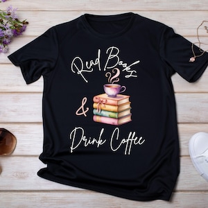 Puede incluir: Camiseta negra con la frase "Read Books & Drink Coffee" en cursiva. El dise&ntilde;o incluye una taza de caf&eacute; sobre una pila de libros rosas, amarillos y verdes. Un regalo ideal para amantes de los libros y el caf&eacute;.
