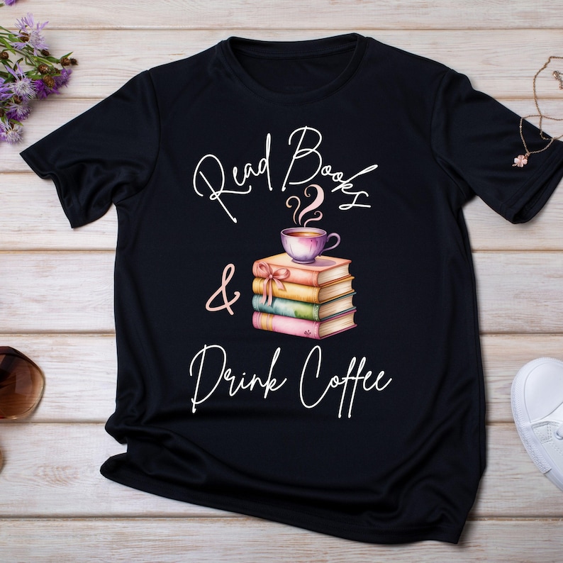 Puede incluir: Camiseta negra con la frase "Read Books & Drink Coffee" en cursiva. El dise&ntilde;o incluye una taza de caf&eacute; sobre una pila de libros rosas, amarillos y verdes. Un regalo ideal para amantes de los libros y el caf&eacute;.