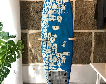 Verticale houten surfplankstandaard voor 1 plank – Verstelbaar en met rubberen bescherming