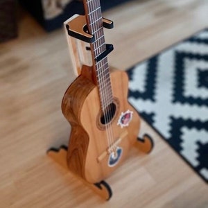 Soporte de pared doble para guitarra con estante, perchas de madera maciza  para guitarra/ukelele con 2 soportes para guitarra y púas para montaje en