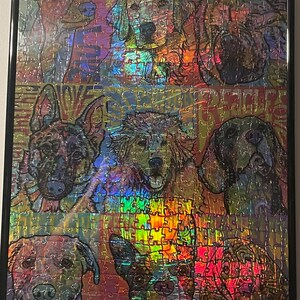 以下が含まれることがあります： 虹色の光沢のあるパズルピースでできた、さまざまな犬種の犬のモザイクを特徴とする額縁付きジグソーパズル。犬はすべて、さまざまな表情で鑑賞者を見つめています。