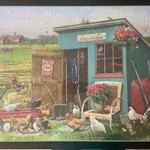 以下が含まれることがあります： 正面に「Happy Hen House」と書かれた青と白の小屋。庭には鶏や雄鶏の他に、赤いワゴンと手押し車がある。看板には「Fresh Eggs Today」と書かれている。