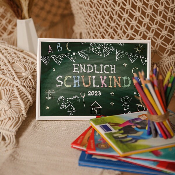 Endlich Schulkind 2023 - Kreide-Schreibtafel Plakat für Einschulung, DIN A4 Format, perfekt als Abschlussgeschenk für Kindergartenstätten