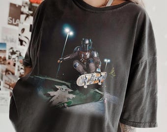Retro Star Wars skateboarden PNG, Mando & Baby Yoda Gildan Youth PNG, Disney Meme Graphic Tee, hiphoptripwear, Star Wars-cadeau