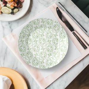Green Plastic Plates, Green Dinner Plate, Garden Party Decor, Reusable Plastic Plates, Summer Plates, Outdoor Dinnerware, Plastic Plate Sets