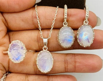Conjunto de joyas de plata de ley con piedra lunar arcoíris natural: collar, anillo y pendientes con cabujón ovalado.