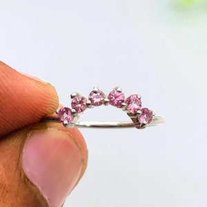 Anillo minimalista de turmalina rosa: banda de chevron en plata de ley