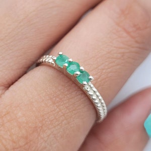 Anillo apilable de plata de ley con esmeralda natural: joyería minimalista.