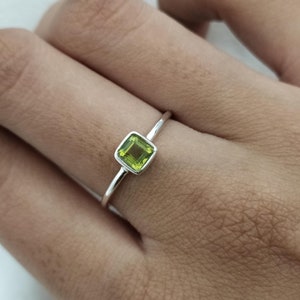 Natural Peridot Ring-Stackable Dainty Ring-August Birthstone Ring-Bezel Set Green Stone Ring-Minimalist Peridot Ring-Delicate Gemstone Ring