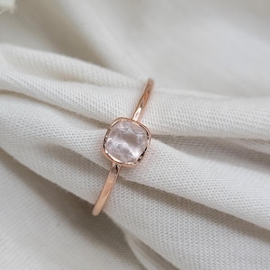 Anillo de cuarzo rosa: Plata de ley 925, gema elaborada a mano.