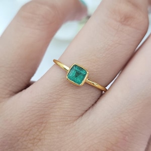 Anillo minimalista de esmeralda: oro vermeil de 14 quilates, banda de plata de ley.