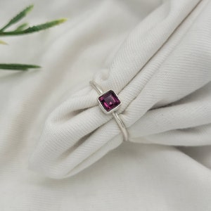 Anillo de granate rodolita natural, anillo apilable con engaste de plata de ley 925.