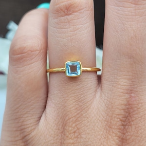 Anillo único de aguamarina - Regalo de piedra natal de marzo - Anillo llamativo - Anillo de oro vermeil de 14 quilates - Anillo minimalista - Anillo de gema azul - Anillo cuadrado apilable