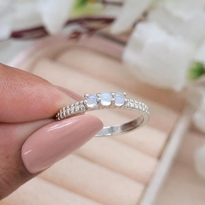 Liten regnbågsfärgad månstensring i sterlingsilver - juni födelsesten