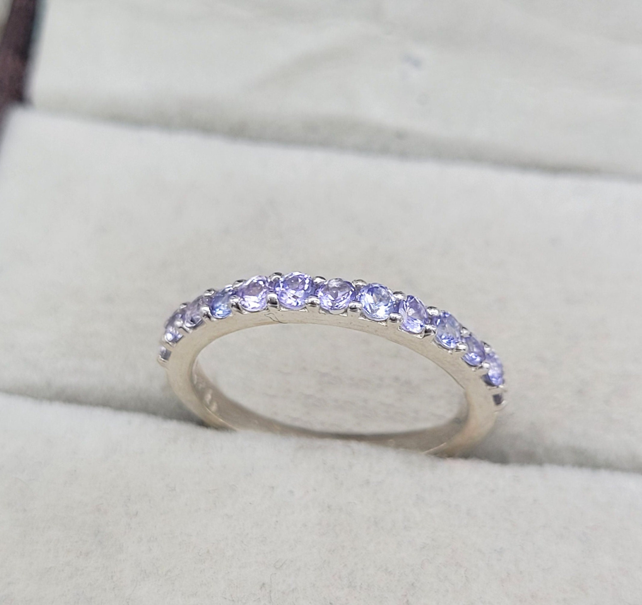 2 mm natürliche Tansanit Band-Silber Ehering-halbe Ewigkeit lila Edelstein Band-Verlobung Stapelring-Minimalist Tansanit Ring für sie