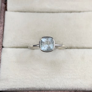 Minimalistisk akvamarinring med kuddslipning, stapelring i 925 sterlingsilver med bezel