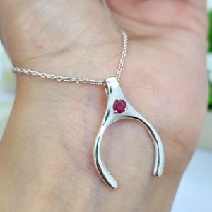 Collar con colgante de rubí natural en forma de horquilla - Collar minimalista con amuleto de la suerte - Pequeño colgante de rubí en forma de horquilla - Regalo ideal para anillos de compromiso - Plata de ley 925