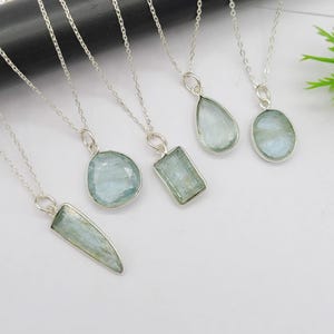 Naturligt akvamarinhänge: Halsband i sterlingsilver med bezel, mars månadssten