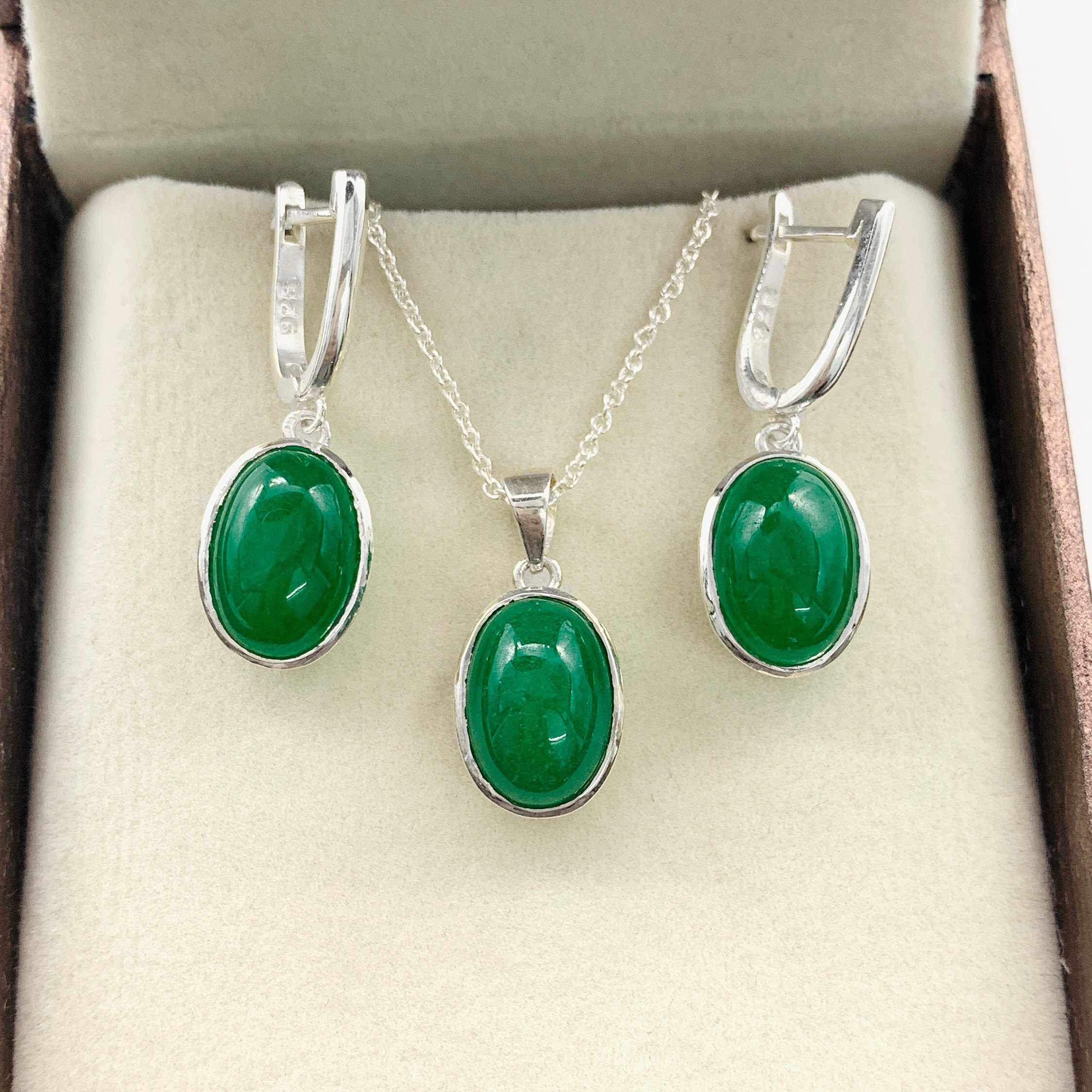 Set di gioielli in argento sterling con giada verde: pendente, orecchini, anello - Italia Set di gioielli in argento sterling con giada verde: pendente, orecchini, anello - Italia
