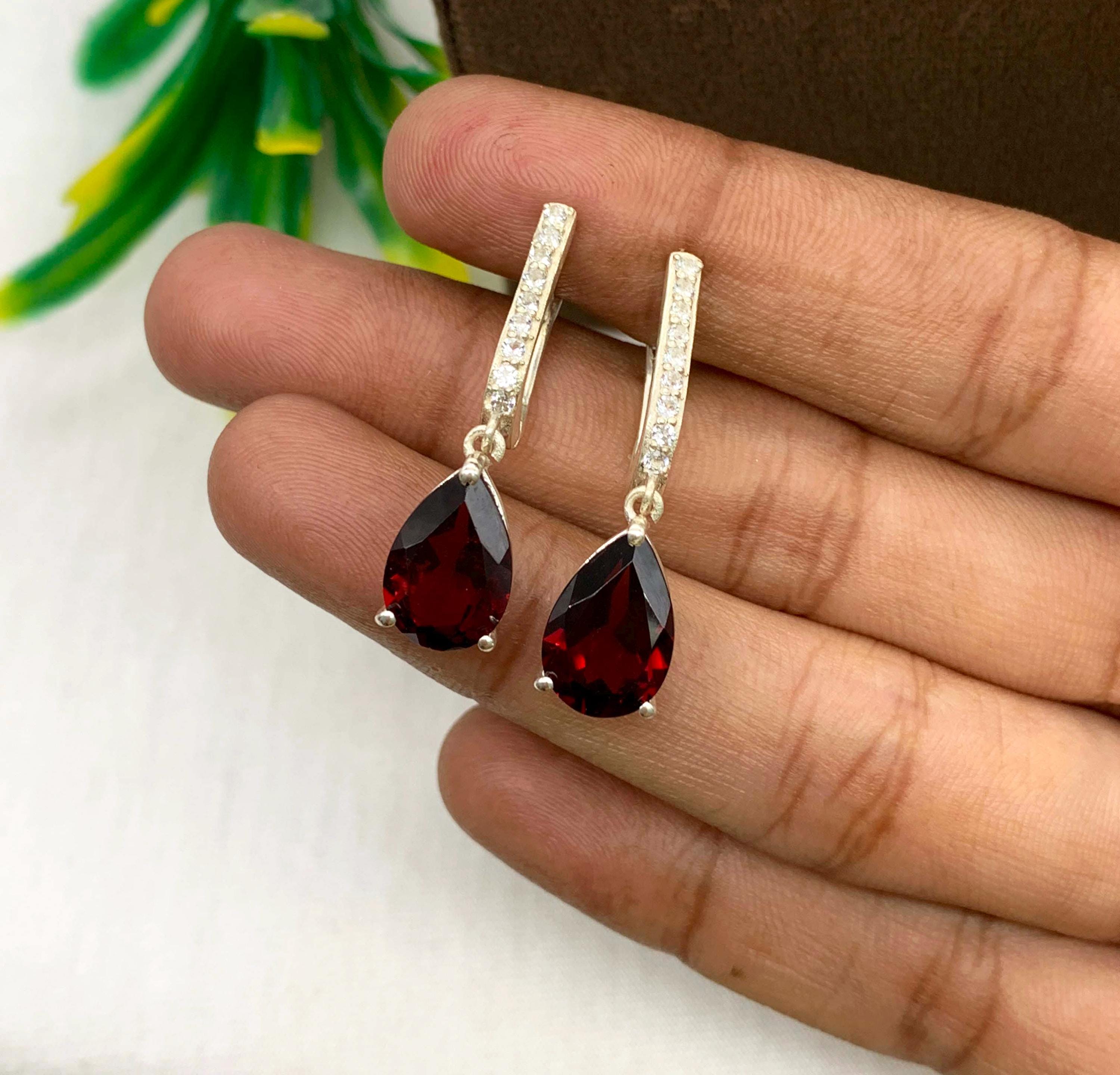 Orecchini pendenti in argento con granato, accenti di topazio bianco
