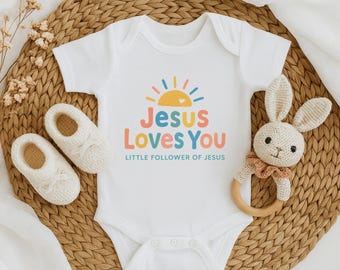 Jezus houdt van jou png, christelijk kindershirt, bijbelvers, trendy geloofsontwerp, citaat van God, kleine volgeling van Jezus sublimatie, png
