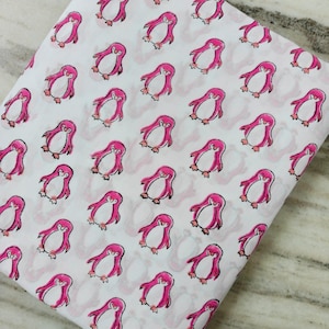 Tessuto di cotone con pinguino rosa tagliato su misura / Stampa di un simpatico pinguino su cotone bianco / Tessuto con motivo animalier / Tessuto per quilting, cucito, artigianato e abbigliamento