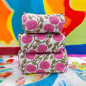 ブロックプリントトイレタリーバッグ3個セット、ピンクホワイトフラワープリントキルティング生地ポーチ、キルティングコスメティックバッグ、コットントイレタリーバッグ、小型トラベルバッグ