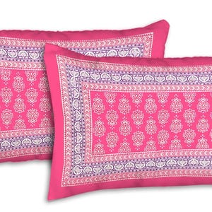 Peut inclure: Deux taies d'oreiller roses avec un motif floral blanc et violet. Les taies d'oreiller sont rectangulaires et en tissu doux. Le motif est sym&eacute;trique et pr&eacute;sente un motif r&eacute;p&eacute;titif. Dimensions : environ 75 cm x 50 cm.
