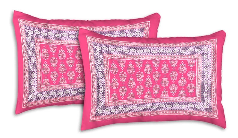 Peut inclure: Deux taies d'oreiller roses avec un motif floral blanc et violet. Les taies d'oreiller sont rectangulaires et en tissu doux. Le motif est sym&eacute;trique et pr&eacute;sente un motif r&eacute;p&eacute;titif. Dimensions : environ 75 cm x 50 cm.