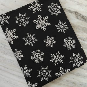 Tela de algodón negra con estampado de copos de nieve blancos, tela navideña de invierno cortada a medida, para acolchado, costura y manualidades navideñas, tela suelta para correr