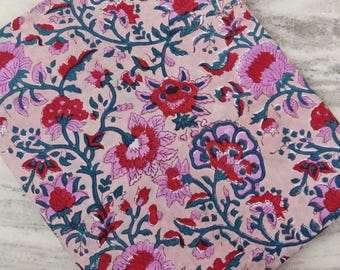 Rosa Baumwollstoff mit Rot- und Lila-Blumendruck, Handblockdruck, weicher indischer Baumwollstoff zum Quilten, Schneidern, Basteln