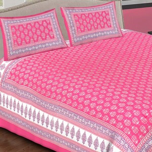 Peut inclure: Un ensemble de draps rose vif avec deux taies d'oreiller assorties. L'ensemble pr&eacute;sente un motif floral blanc r&eacute;p&eacute;t&eacute; sur le drap et les taies d'oreiller. Les taies d'oreiller ont une bordure d&eacute;corative avec un motif violet et blanc. L'ensemble de draps est en mati&egrave;re douce.