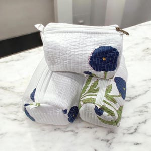 Set di 3 beauty case con stampa a blocchi, pochette in tessuto trapuntato con stampa a fiori blu e bianchi, beauty case trapuntato, beauty case in cotone, piccola borsa da viaggio