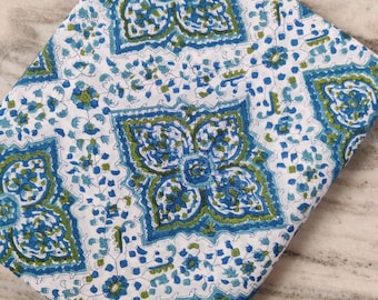 Tela de algodón con estampado floral azul verdoso, cortada a medida, con base blanca, algodón indio para acolchado, confección, costura y manualidades.