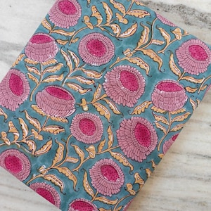 Blauwgroen blauwe bloemen katoenen stof, roze blokprint stof, Indiase handbedrukt textiel, boho naaistof op maat gesneden, stof voor het maken van jurken