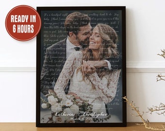 Può includere: Una stampa incorniciata in nero con una foto di matrimonio di una coppia che si abbraccia. La foto è sovrapposta al testo di una canzone, "It's a beautiful night..." La stampa include i nomi della coppia, "Katherine & Christopher", e la data "March 15, 2023".