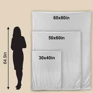 Op de afbeelding: Drie verschillende maten witte dekens worden getoond met afmetingen in inches. De grootste deken is 60x80 inch, de middelste deken is 50x60 inch en de kleinste deken is 30x40 inch.