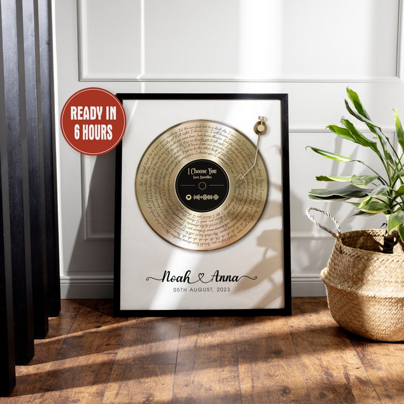 Pu&ograve; includere: Un disco d'oro con la canzone "I Choose You" di Sara Bareilles stampata su di esso. Il disco &egrave; incorniciato in una cornice nera con sfondo bianco. I nomi "Noah & Anna" e la data "05TH AUGUST, 2023" sono stampati sotto il disco.